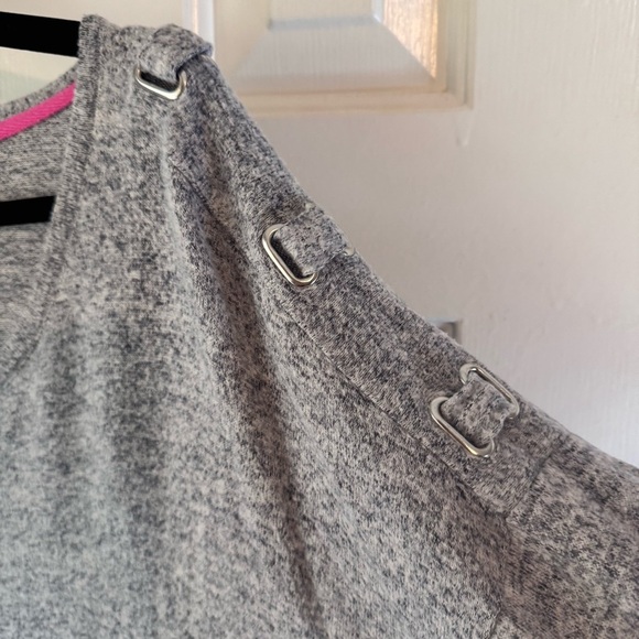 Verve Ami Women's Gray Long Sleeve  Top SZ 1X with Shoulder Buckle Detail - Picture 8 of 9